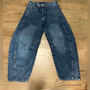 NWOT Mid Rise Barrel Jean- Medium (27-29 waist)